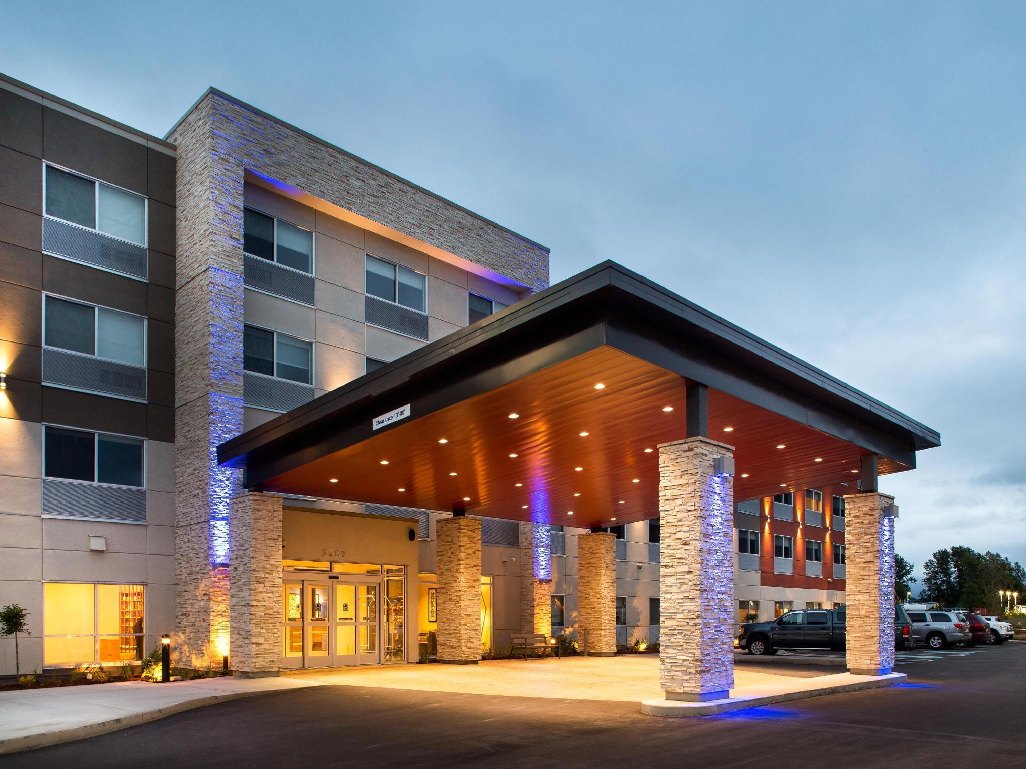 Holiday Inn Express & Suites Terrace By Ihg 4*