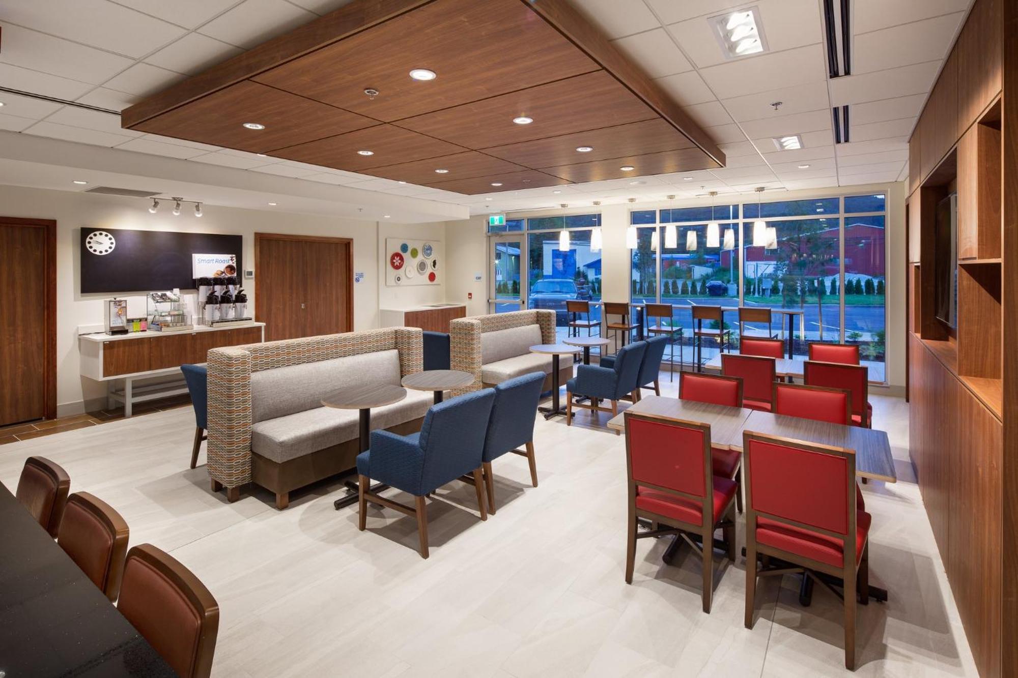 Holiday Inn Express & Suites Terrace By Ihg 4* Terrace